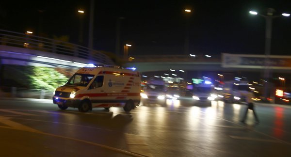 Hitna pomoć pristiže nakon napada u Istanbulu REUTERS/Osman Orsal