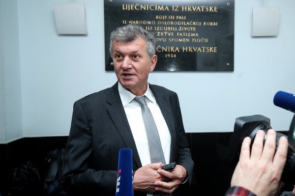 Ministar zdravstva Milan Kujundžić 'zamolio' je odgodu sjednice Upravnog vijeća i tako, barem privremeno, spasio Dijanu Zadravec