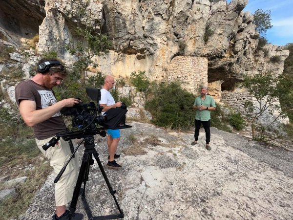 Klasić na snimanju dokumentarca o partizanima kod Titove pećine na Visu