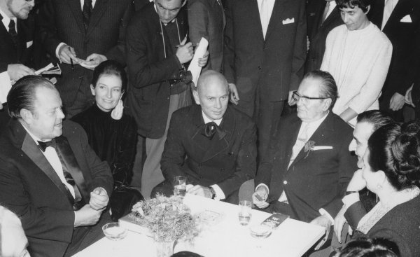 Orson Welles, Yul Brynner, Josip Broz Tito, Veljko Bulajić i Jovanka Broz u Sarajevu 1968. godine
