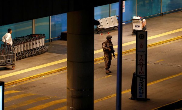 Osiguranje nakon napada u Istanbulu REUTERS/Osman Orsal