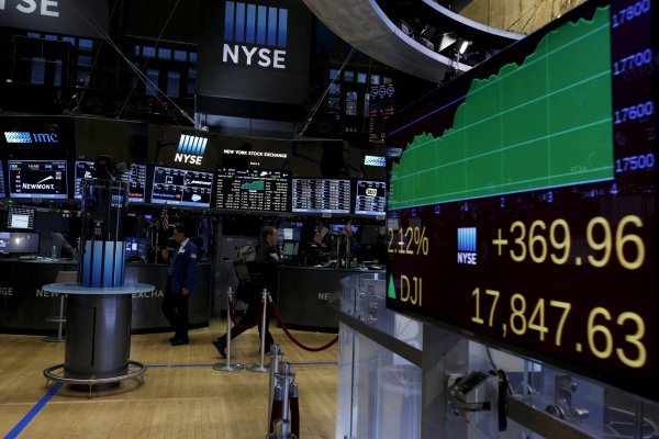 Displej koji pokazuje Dow Jones na burzi u New Yorku                                                                          Reuters
