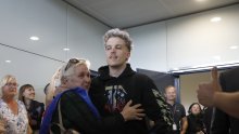 Emotivni susret: Baby Lasagna sletio u Zagreb i pohrlio u zagrljaj majci, umjesto presice sjeo u bus